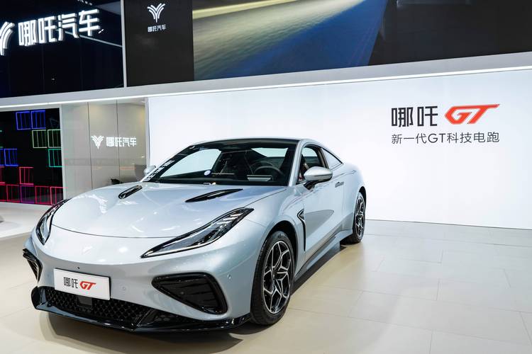 佛山237哪吒汽车在智能汽车领域的表现，领途汽车在新能源汽车市场中的影响力